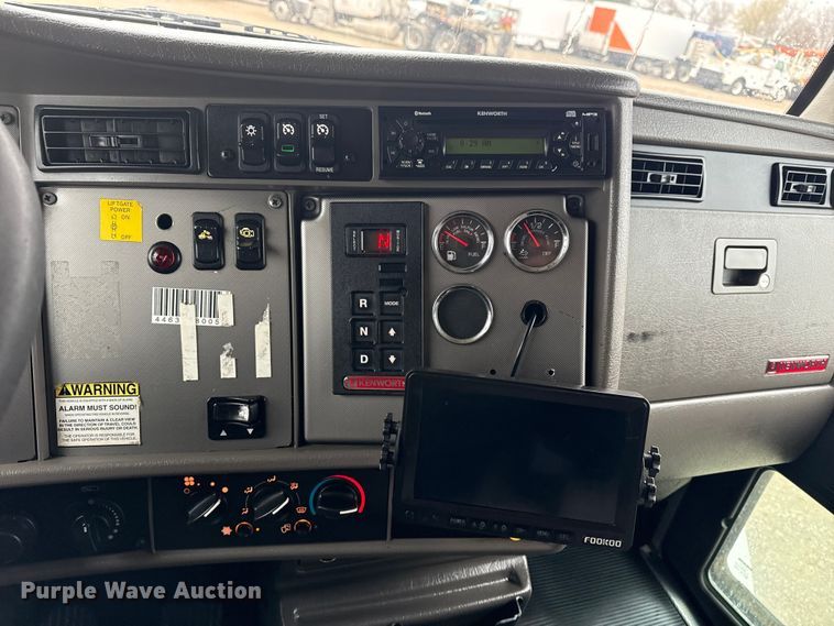 image for item EG1838 2013 Kenworth T280 box truck