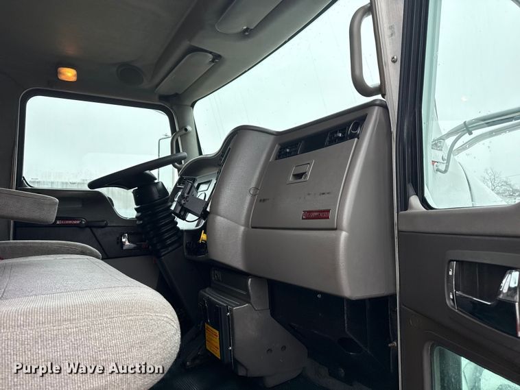 image for item EG1838 2013 Kenworth T280 box truck