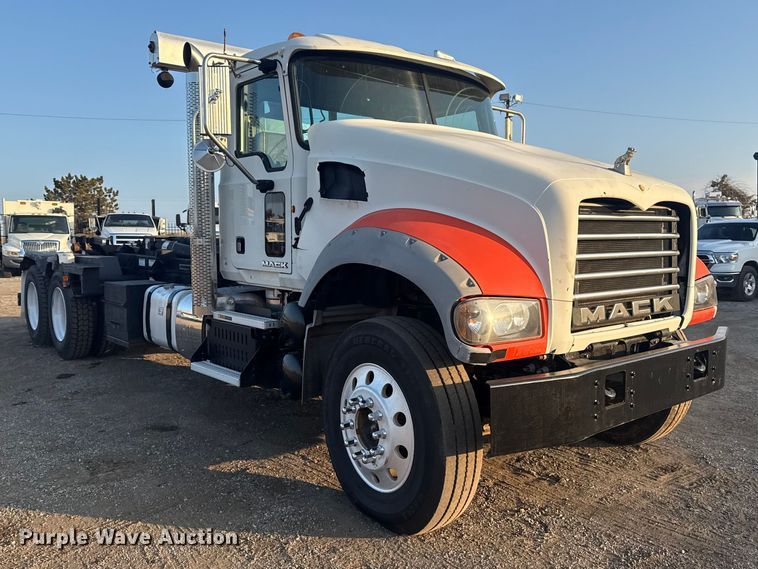 image for item EG1846 2013 Mack GU713 hook lift truck