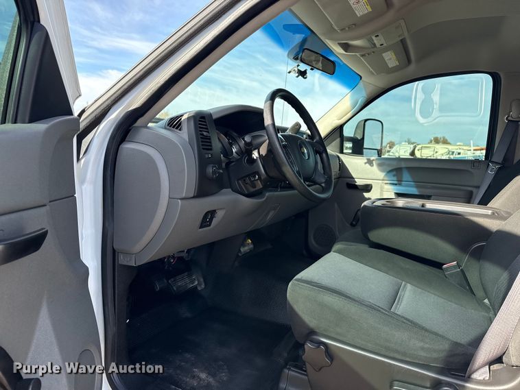 image for item EG1857 2011 Chevrolet 2500HD Crew Cab pickup truck