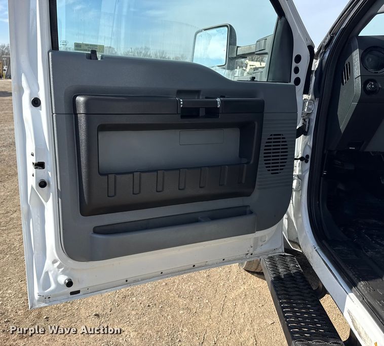 image for item EG1871 2016 Ford F550 Super Duty XL flatbed truck