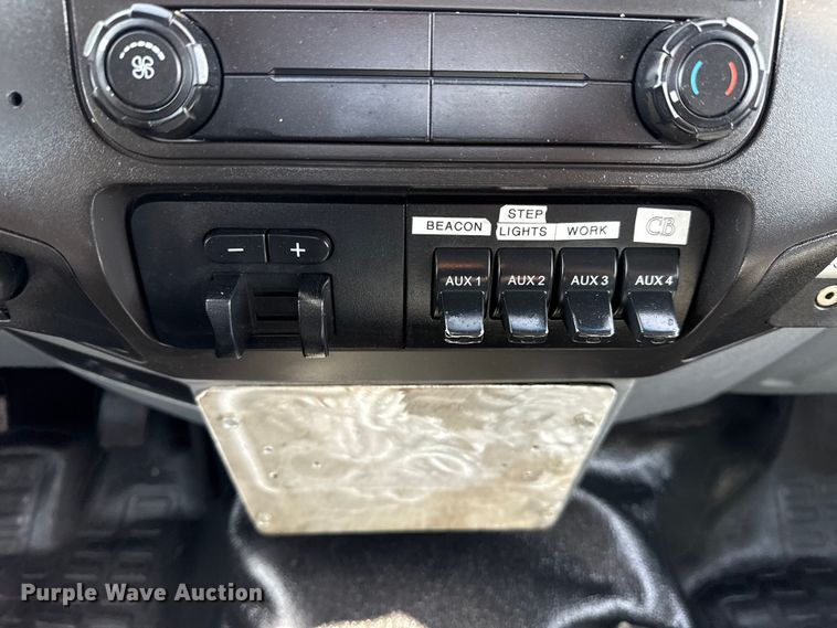 image for item EG1871 2016 Ford F550 Super Duty XL flatbed truck