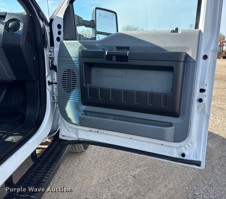 image for item EG1871 2016 Ford F550 Super Duty XL flatbed truck