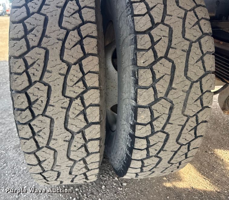 image for item EG1874 2003 Ford F350 Super Duty flatbed pickup truck