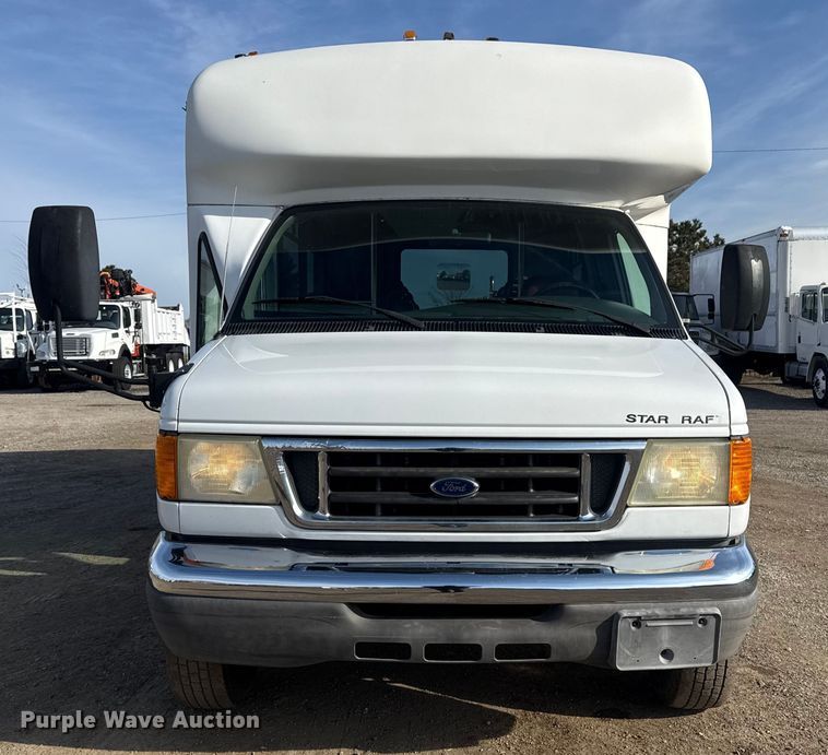 image for item EG1875 2007 Ford E350 Super Duty shuttle bus