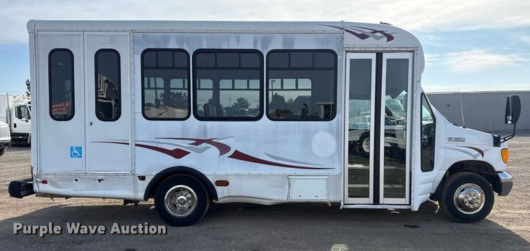 image for item EG1875 2007 Ford E350 Super Duty shuttle bus