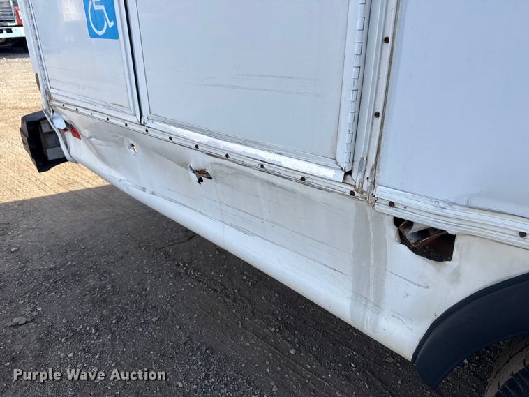 image for item EG1875 2007 Ford E350 Super Duty shuttle bus