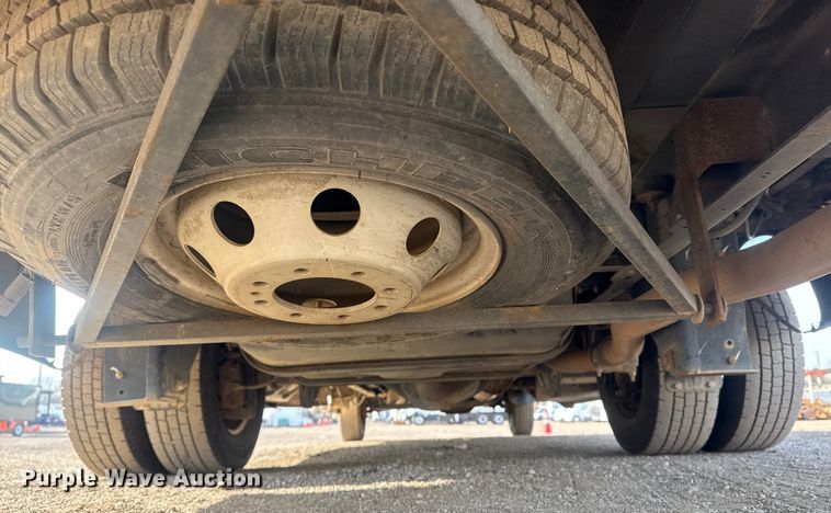 image for item EG1875 2007 Ford E350 Super Duty shuttle bus