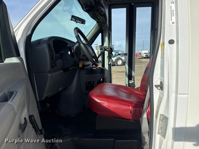 image for item EG1875 2007 Ford E350 Super Duty shuttle bus
