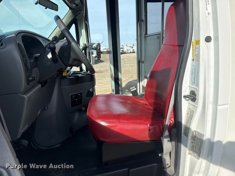 image for item EG1875 2007 Ford E350 Super Duty shuttle bus