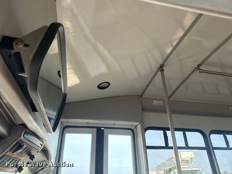 image for item EG1875 2007 Ford E350 Super Duty shuttle bus