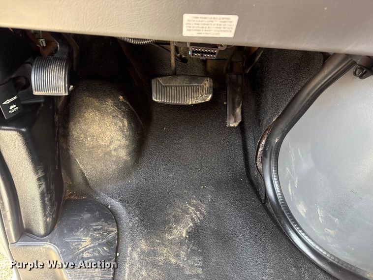 image for item EG1875 2007 Ford E350 Super Duty shuttle bus