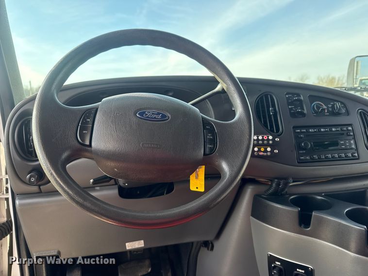 image for item EG1875 2007 Ford E350 Super Duty shuttle bus