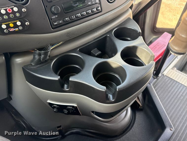 image for item EG1875 2007 Ford E350 Super Duty shuttle bus