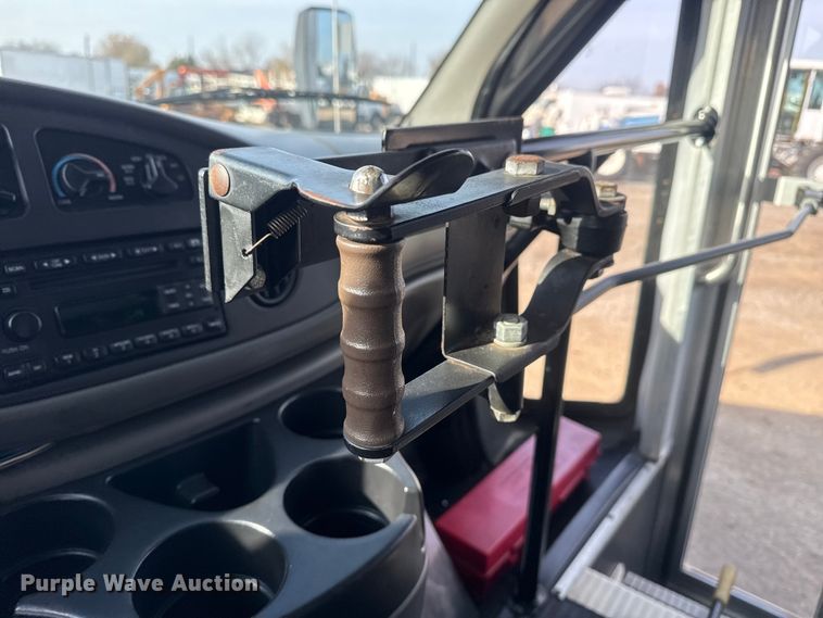 image for item EG1875 2007 Ford E350 Super Duty shuttle bus