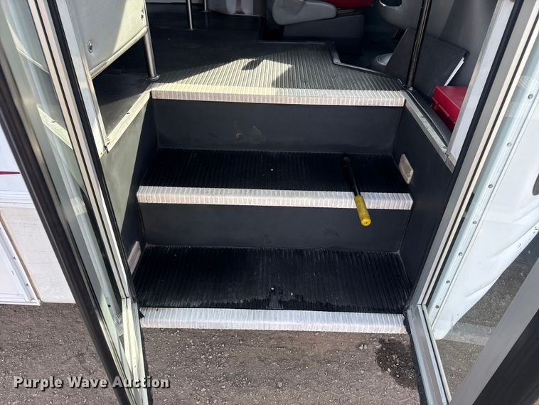 image for item EG1875 2007 Ford E350 Super Duty shuttle bus