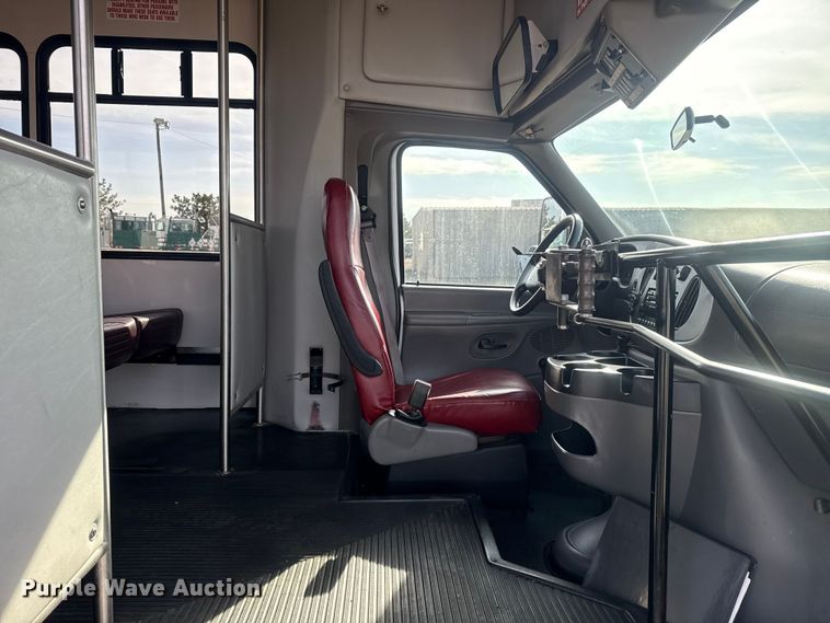 image for item EG1875 2007 Ford E350 Super Duty shuttle bus