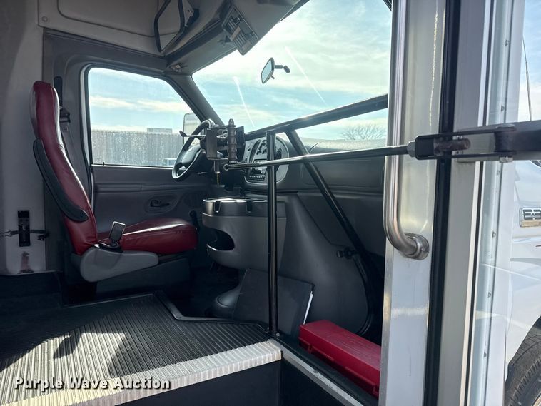 image for item EG1875 2007 Ford E350 Super Duty shuttle bus