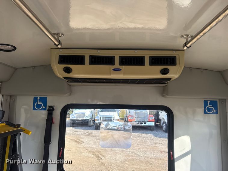 image for item EG1875 2007 Ford E350 Super Duty shuttle bus