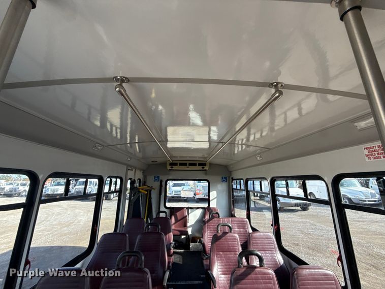 image for item EG1875 2007 Ford E350 Super Duty shuttle bus