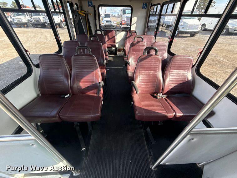 image for item EG1875 2007 Ford E350 Super Duty shuttle bus