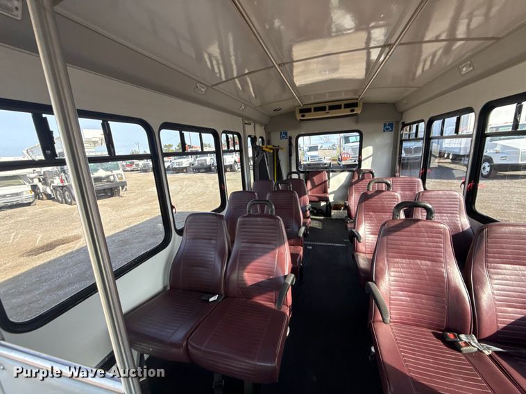 image for item EG1875 2007 Ford E350 Super Duty shuttle bus