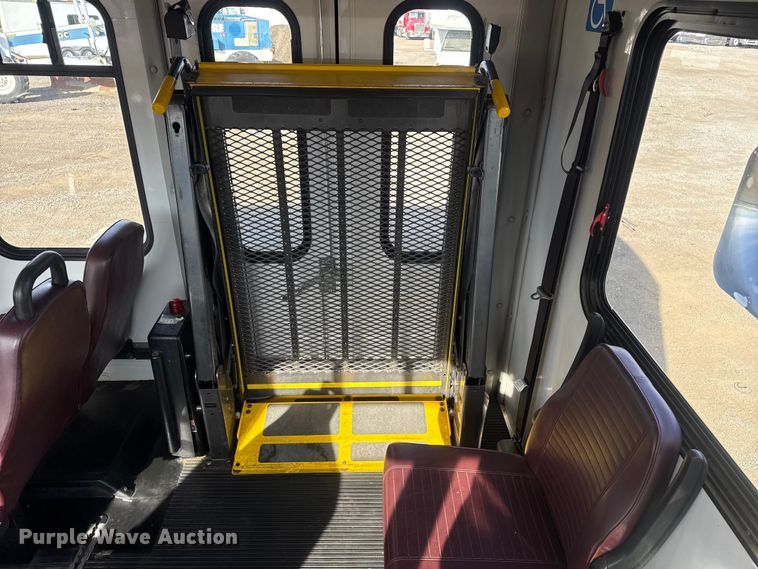 image for item EG1875 2007 Ford E350 Super Duty shuttle bus