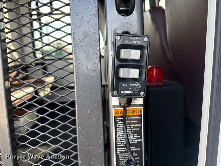 image for item EG1875 2007 Ford E350 Super Duty shuttle bus