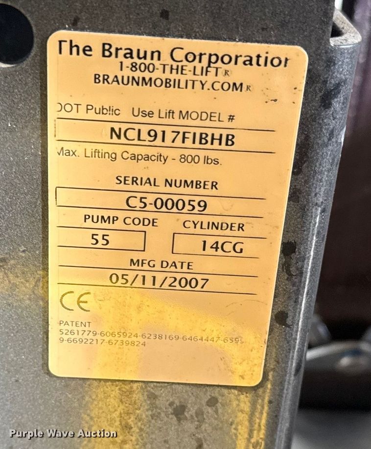 image for item EG1875 2007 Ford E350 Super Duty shuttle bus