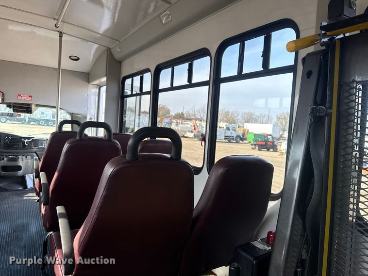 image for item EG1875 2007 Ford E350 Super Duty shuttle bus