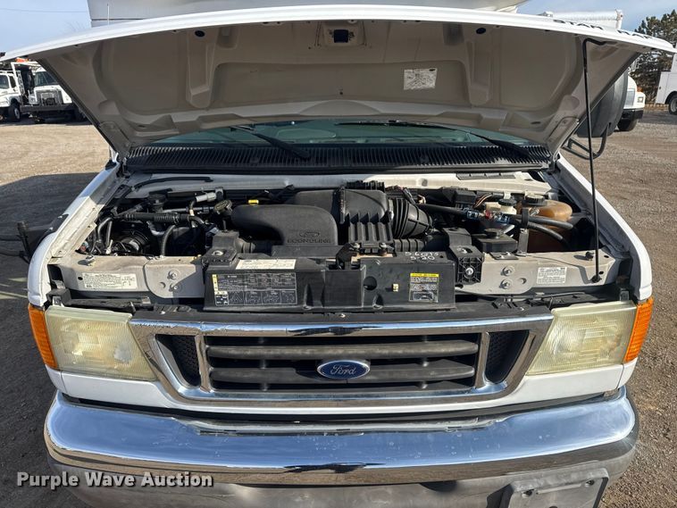 image for item EG1875 2007 Ford E350 Super Duty shuttle bus