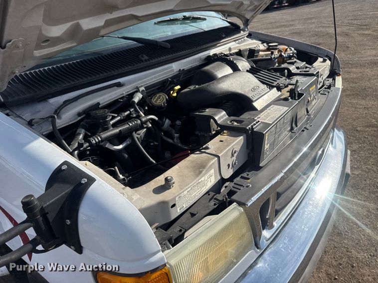 image for item EG1875 2007 Ford E350 Super Duty shuttle bus