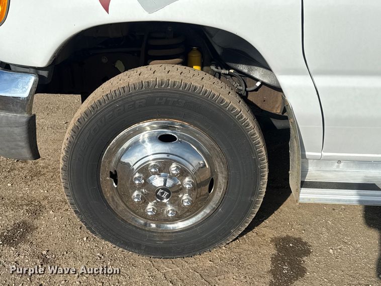 image for item EG1875 2007 Ford E350 Super Duty shuttle bus