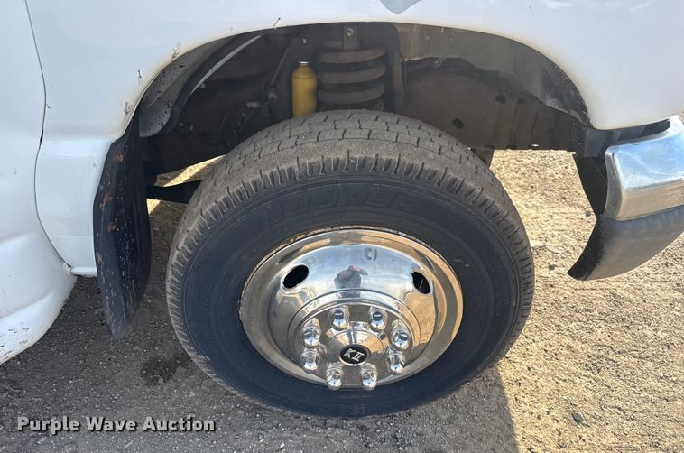 image for item EG1875 2007 Ford E350 Super Duty shuttle bus