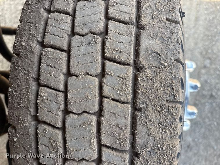 image for item EG1875 2007 Ford E350 Super Duty shuttle bus