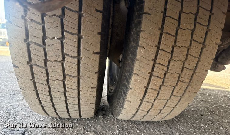 image for item EG1875 2007 Ford E350 Super Duty shuttle bus