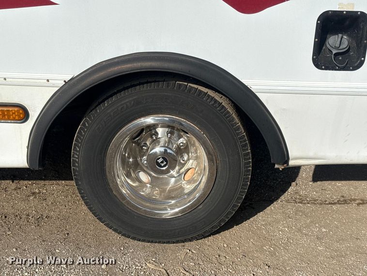 image for item EG1875 2007 Ford E350 Super Duty shuttle bus