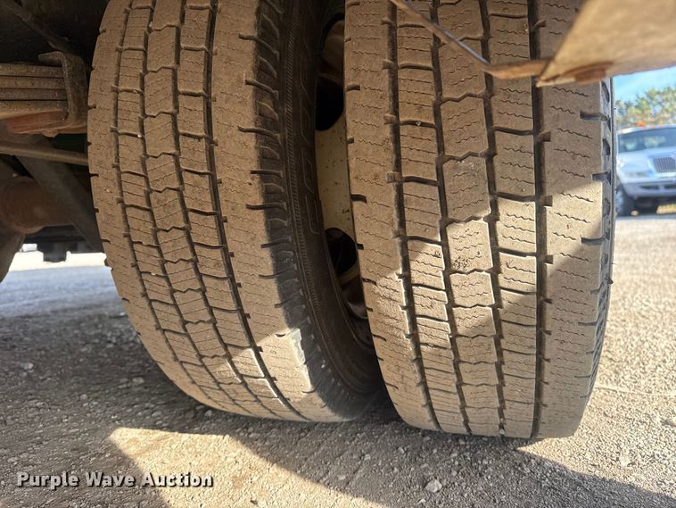 image for item EG1875 2007 Ford E350 Super Duty shuttle bus