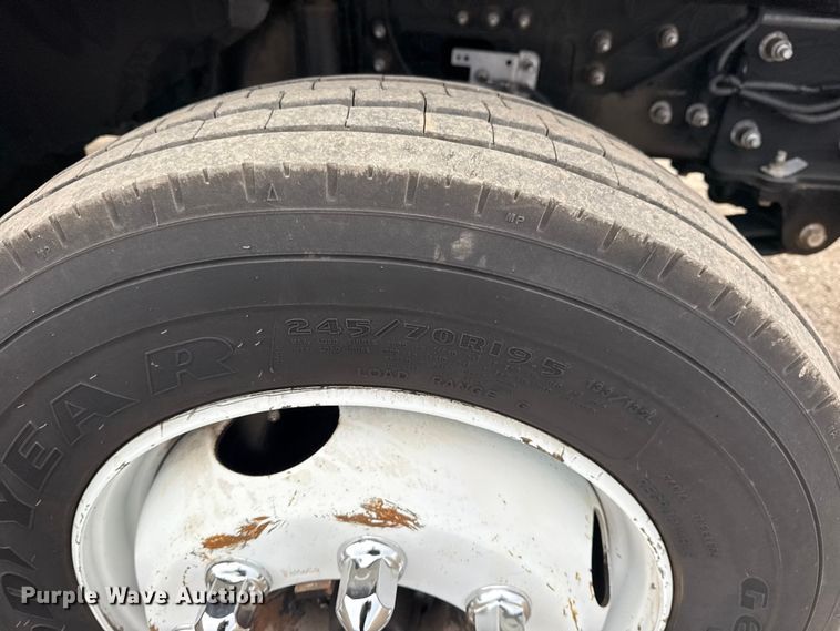 image for item EG1880 2017 Ford F650 Super Duty box truck