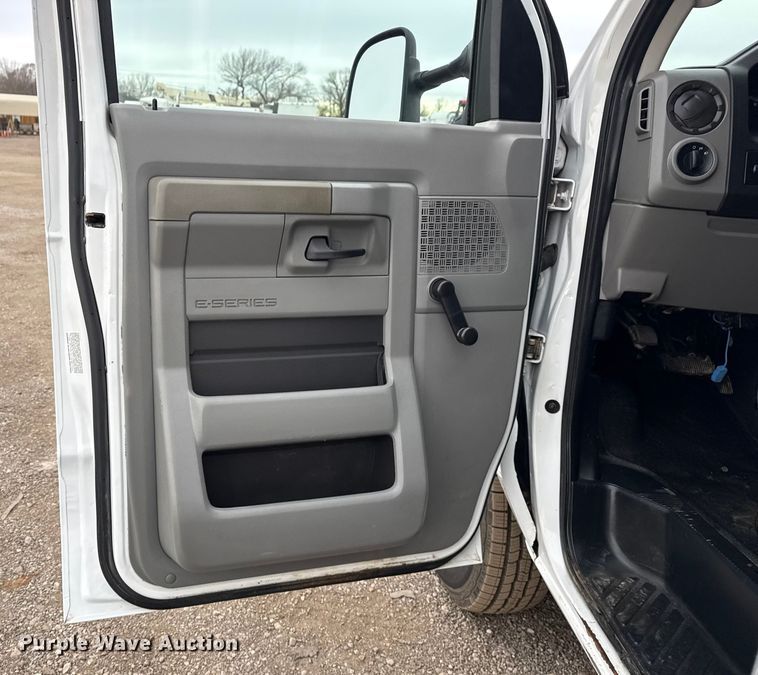 image for item EG1881 2011 Ford E350 Super Duty box truck