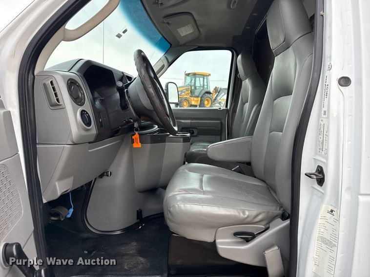 image for item EG1881 2011 Ford E350 Super Duty box truck