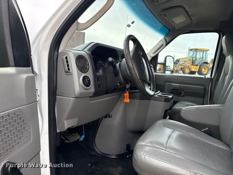 image for item EG1881 2011 Ford E350 Super Duty box truck