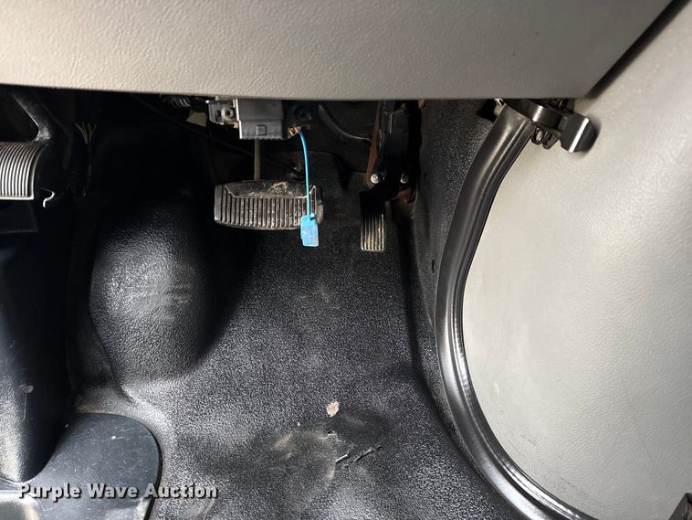 image for item EG1881 2011 Ford E350 Super Duty box truck