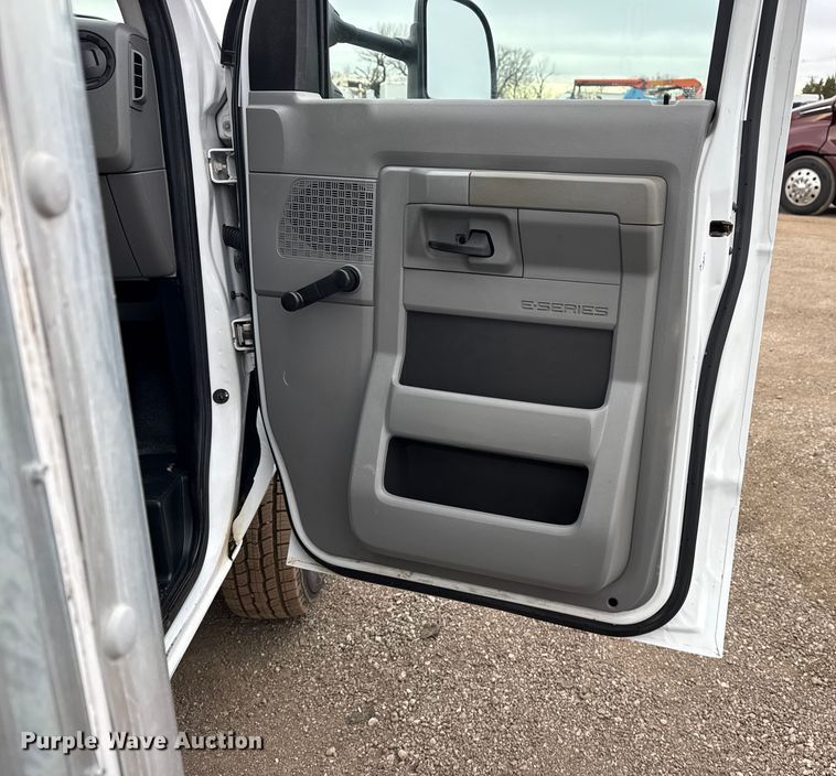 image for item EG1881 2011 Ford E350 Super Duty box truck