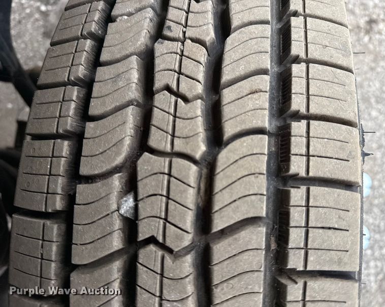 image for item EG1881 2011 Ford E350 Super Duty box truck