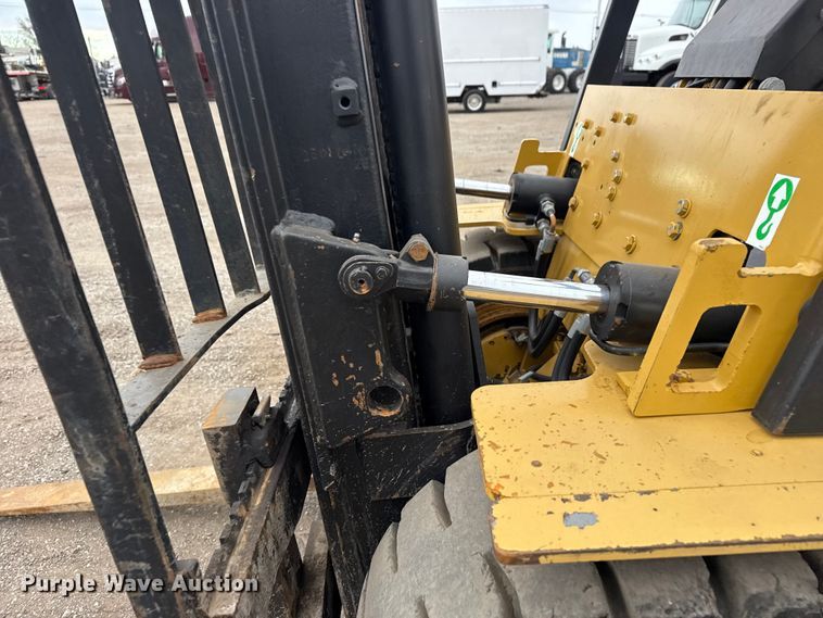 image for item EG1882 1993 Caterpillar V40E forklift