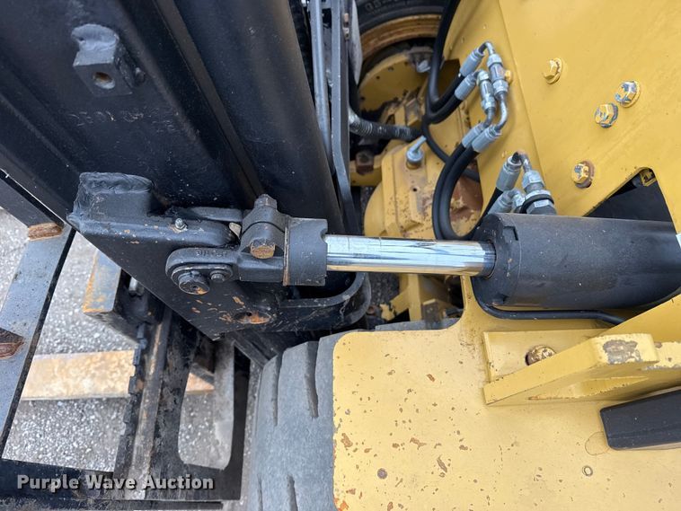 image for item EG1882 1993 Caterpillar V40E forklift