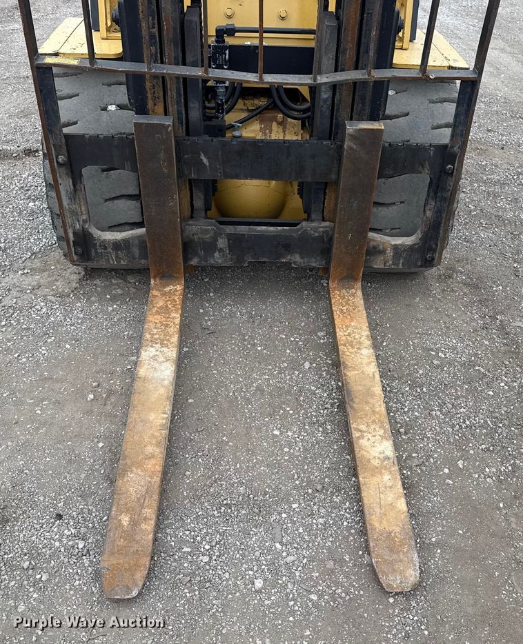 image for item EG1882 1993 Caterpillar V40E forklift