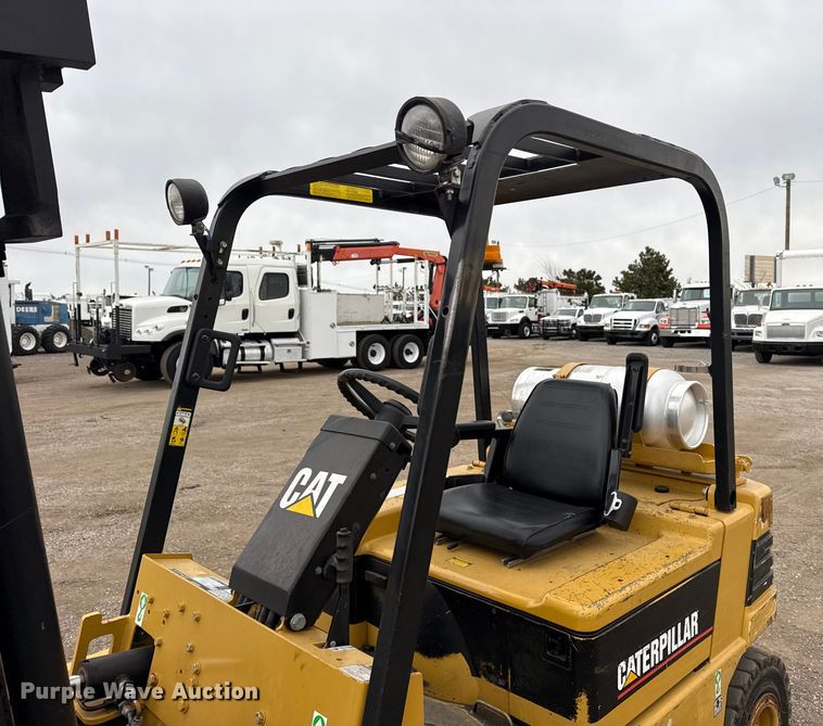 image for item EG1882 1993 Caterpillar V40E forklift