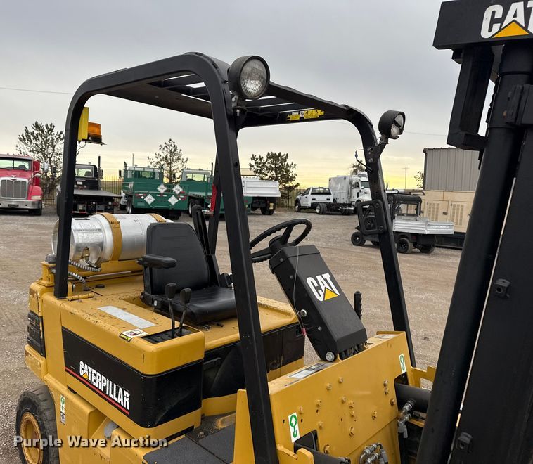 image for item EG1882 1993 Caterpillar V40E forklift